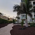 Sunny Ocean View - Pool, Fibre Net Apartment *