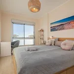 Sunny Ocean View - Pool, Fibre Net 아파트