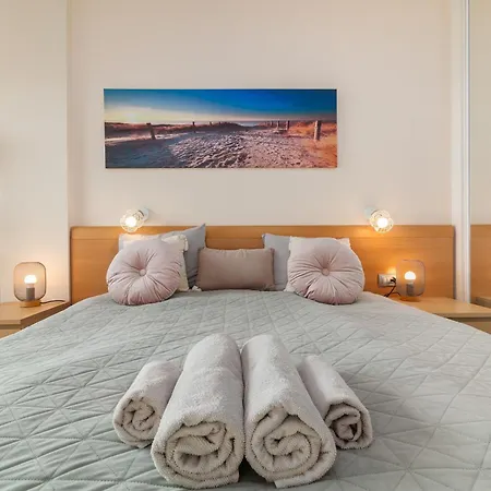 Sunny Ocean View - Pool, Fibre Net Apartment *