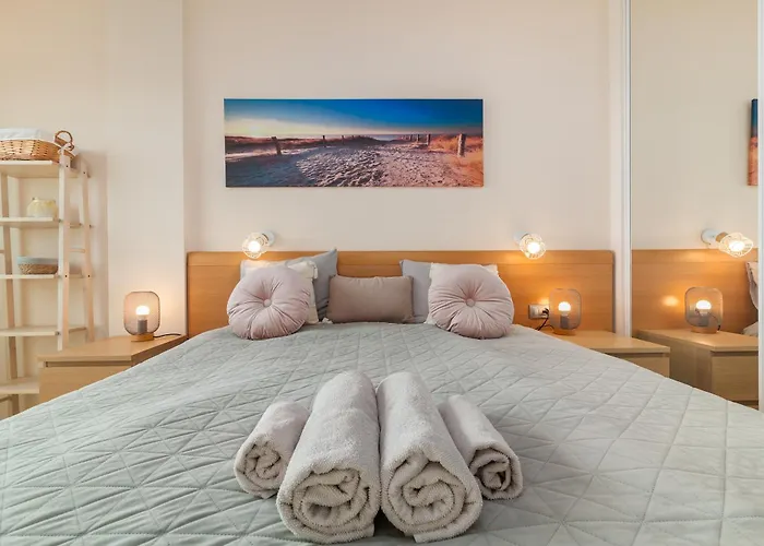 Sunny Ocean View - Pool, Fibre Net Apartment *